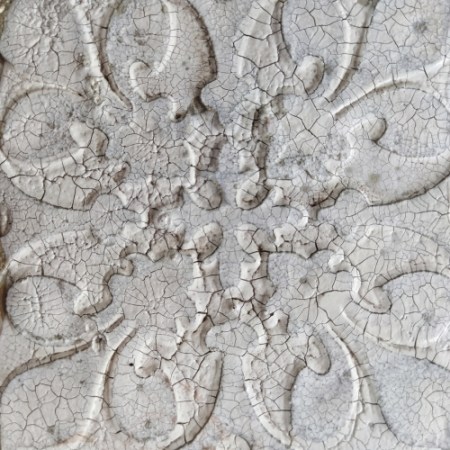 patina-s-effektom-mikrotreshhin-belaya